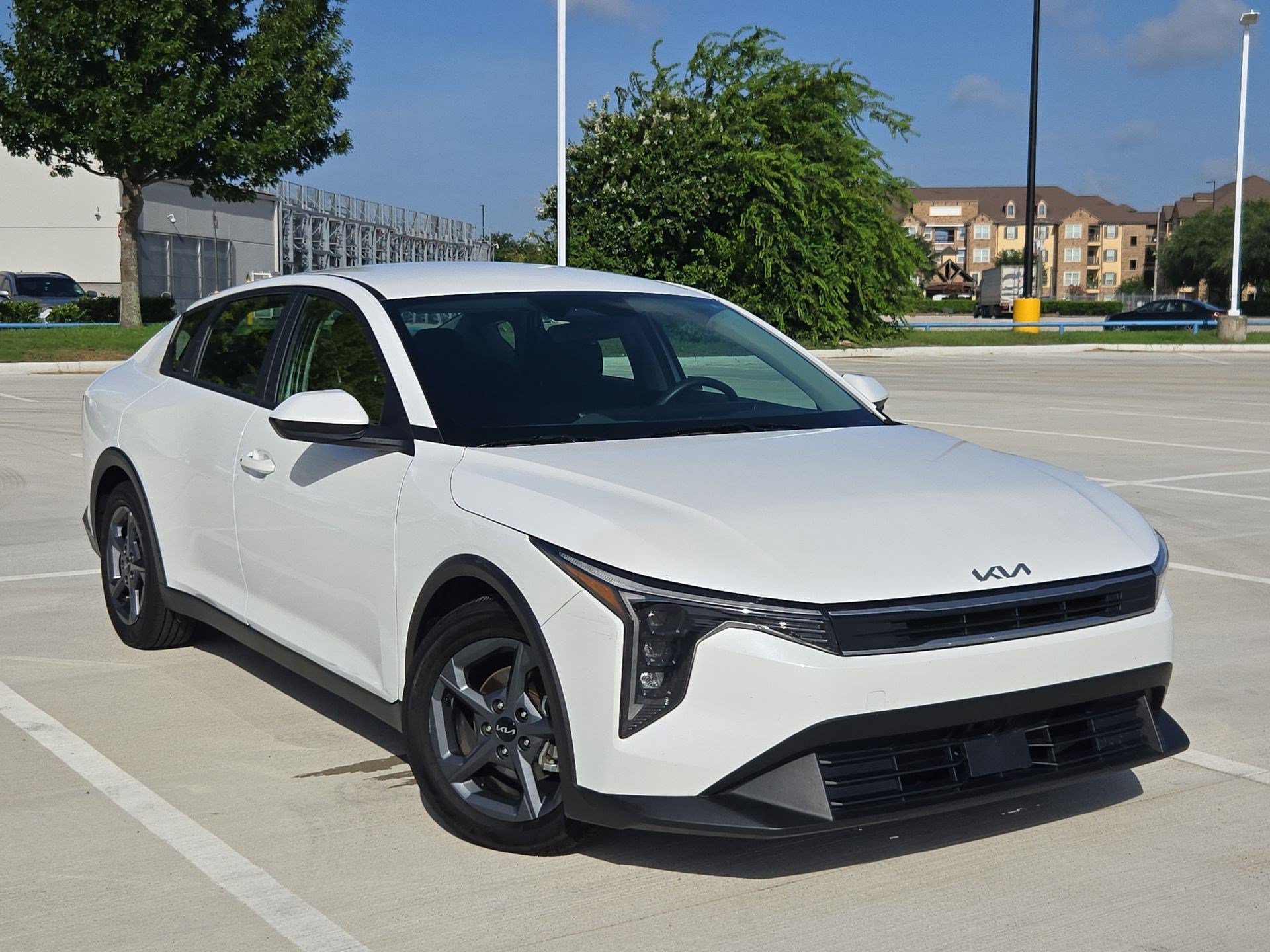 Used 2025 Snow White Pearl Kia LXS image 1
