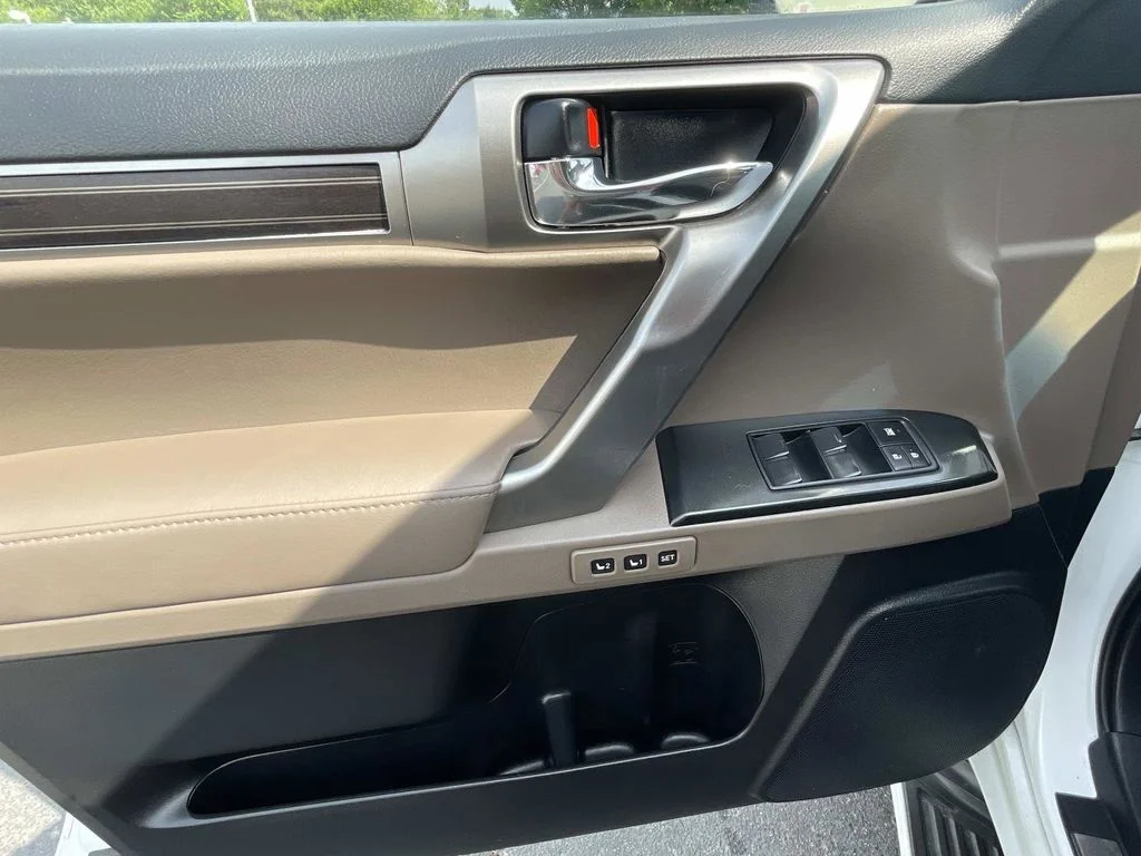 Used 2023 White Lexus 460 image 18