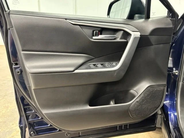 Used 2022  Toyota XLE image 18