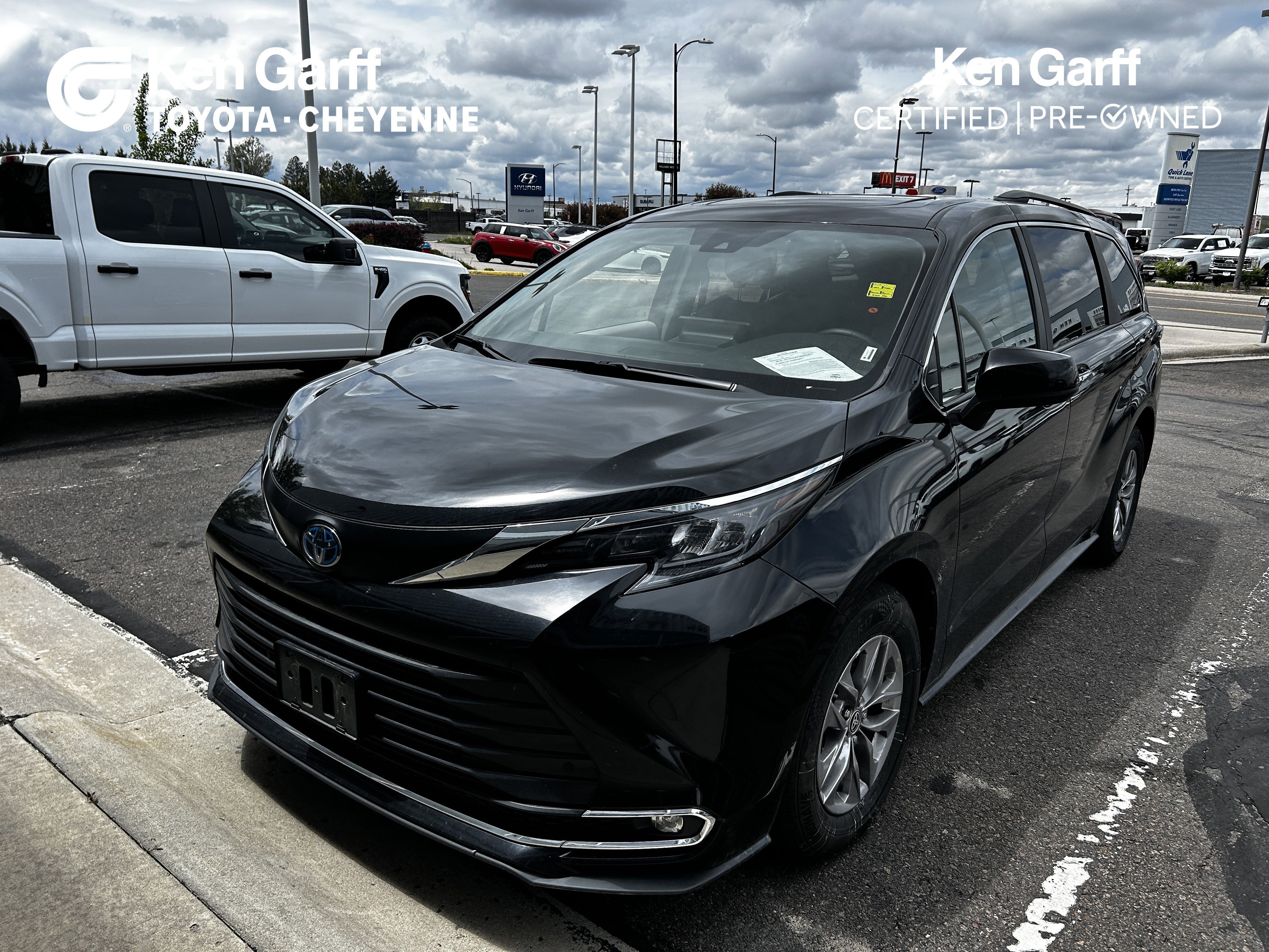 2024 Toyota Sienna XLE 7-Passenger Hybrid FWD's photo