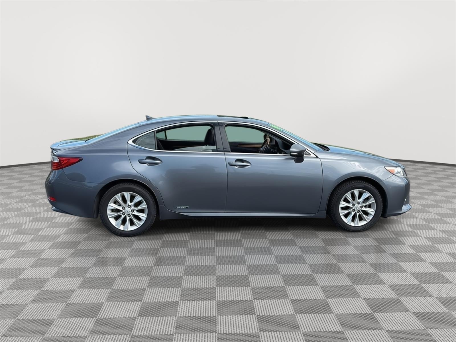 Used 2014 Nebula Gray Pearl Lexus Hybrid image 16
