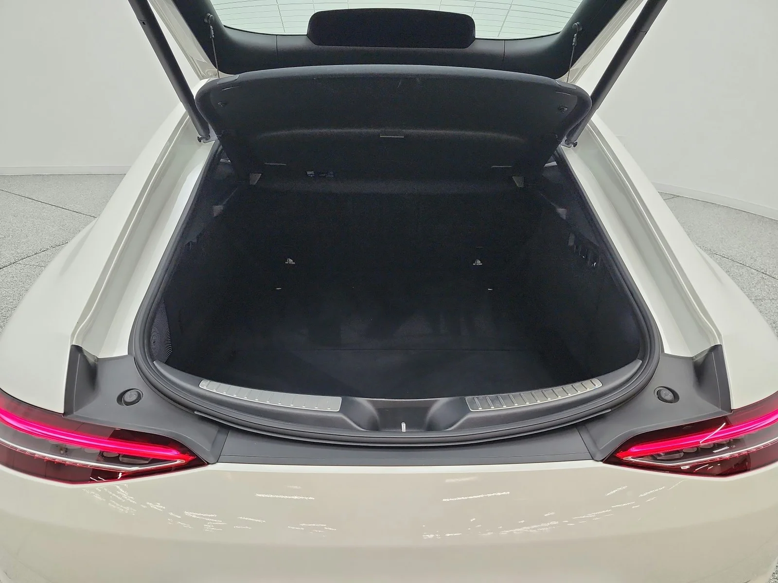 Certified Used 2022 MANUFAKTUR Diamond White Metallic Mercedes-Benz AMG® GT 53 image 21
