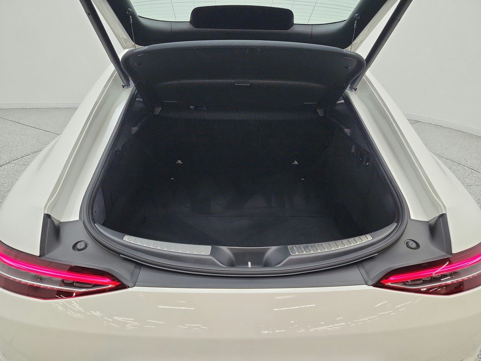 Certified Used 2022 MANUFAKTUR Diamond White Metallic Mercedes-Benz AMG® GT 53 image 21