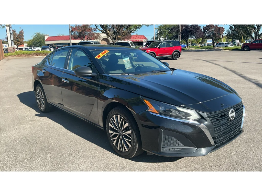 Used 2025 Super Black Nissan SV image 3