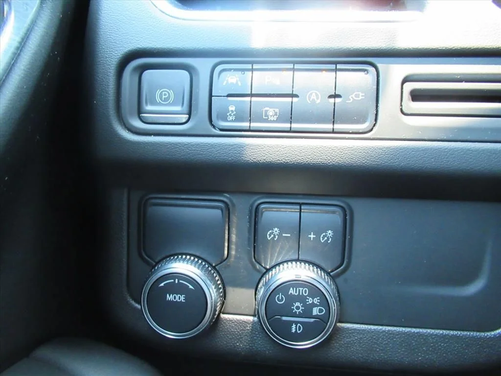 Used 2022 Black GMC SLT image 21