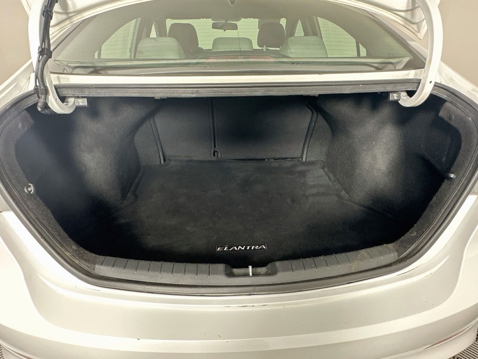 Used 2017 Quartz White Pearl Hyundai SE image 24