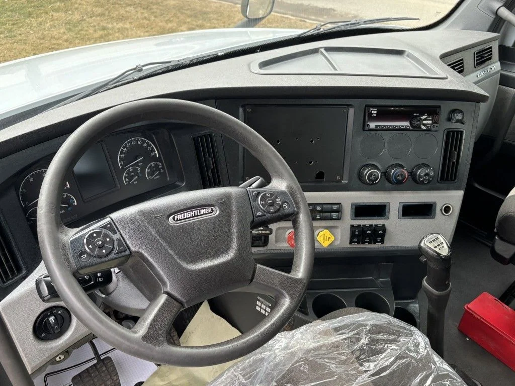 Used 2021 Gray Freightliner CASCADIA image 6