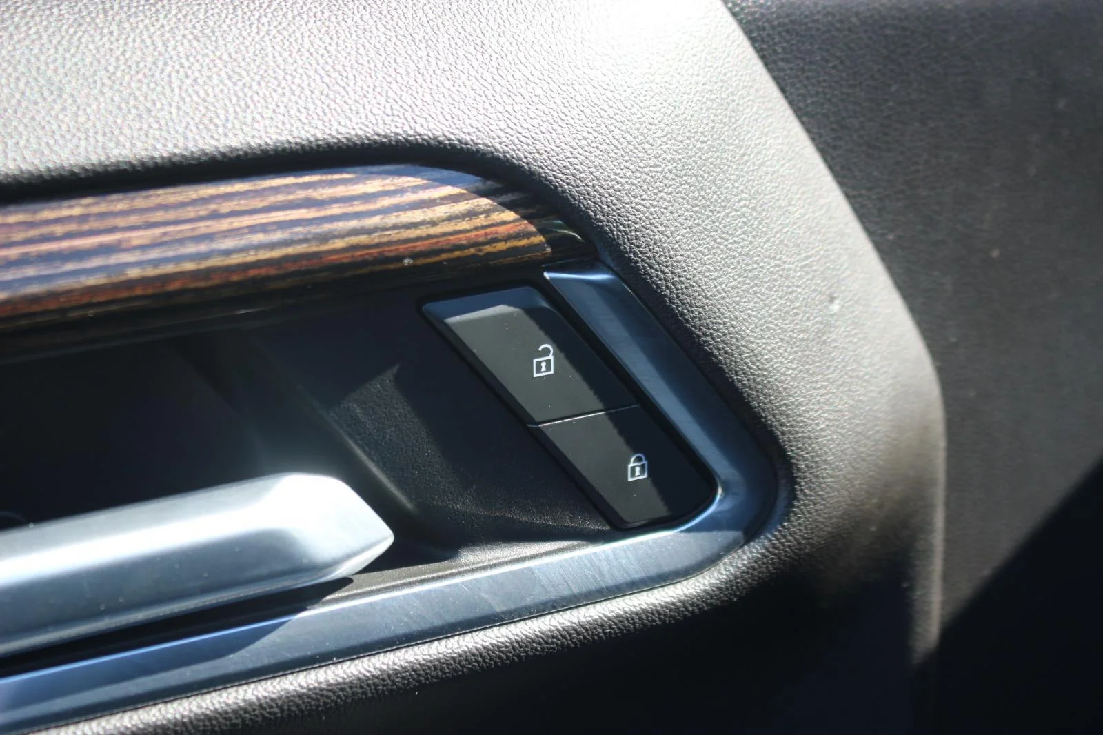 Used 2023 Summit White GMC Elevation image 15