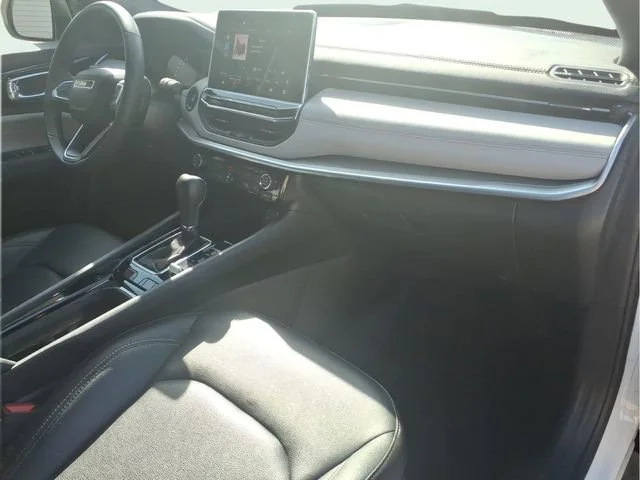 Used 2025  Jeep Limited image 22