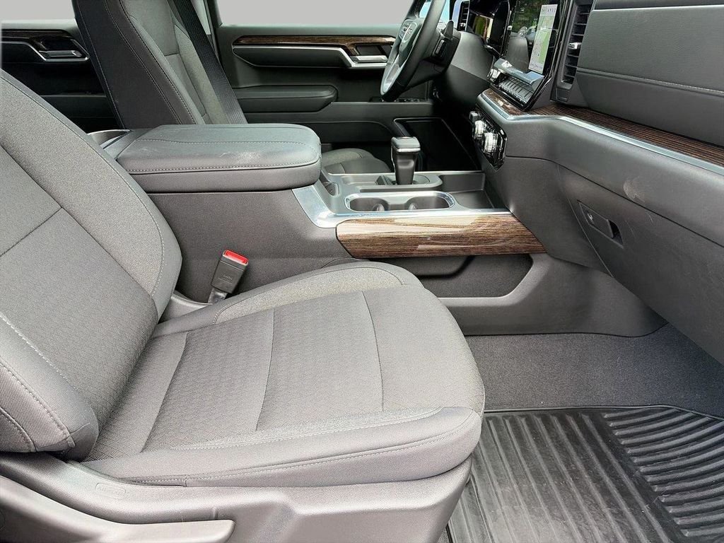 Used 2025 White GMC Elevation image 10