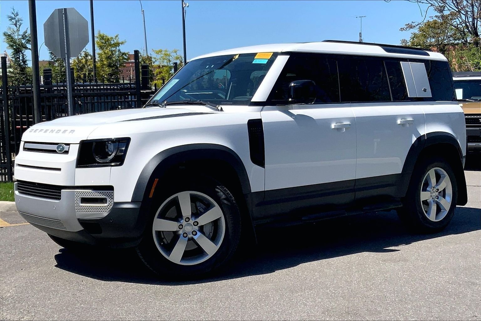 2023 Land Rover Defender SE's photo