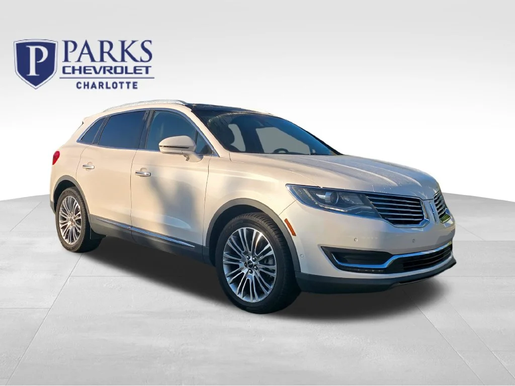 Used 2018 White Lincoln Reserve image 1