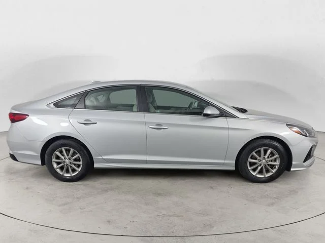 Used 2019 Silver Hyundai SE image 6