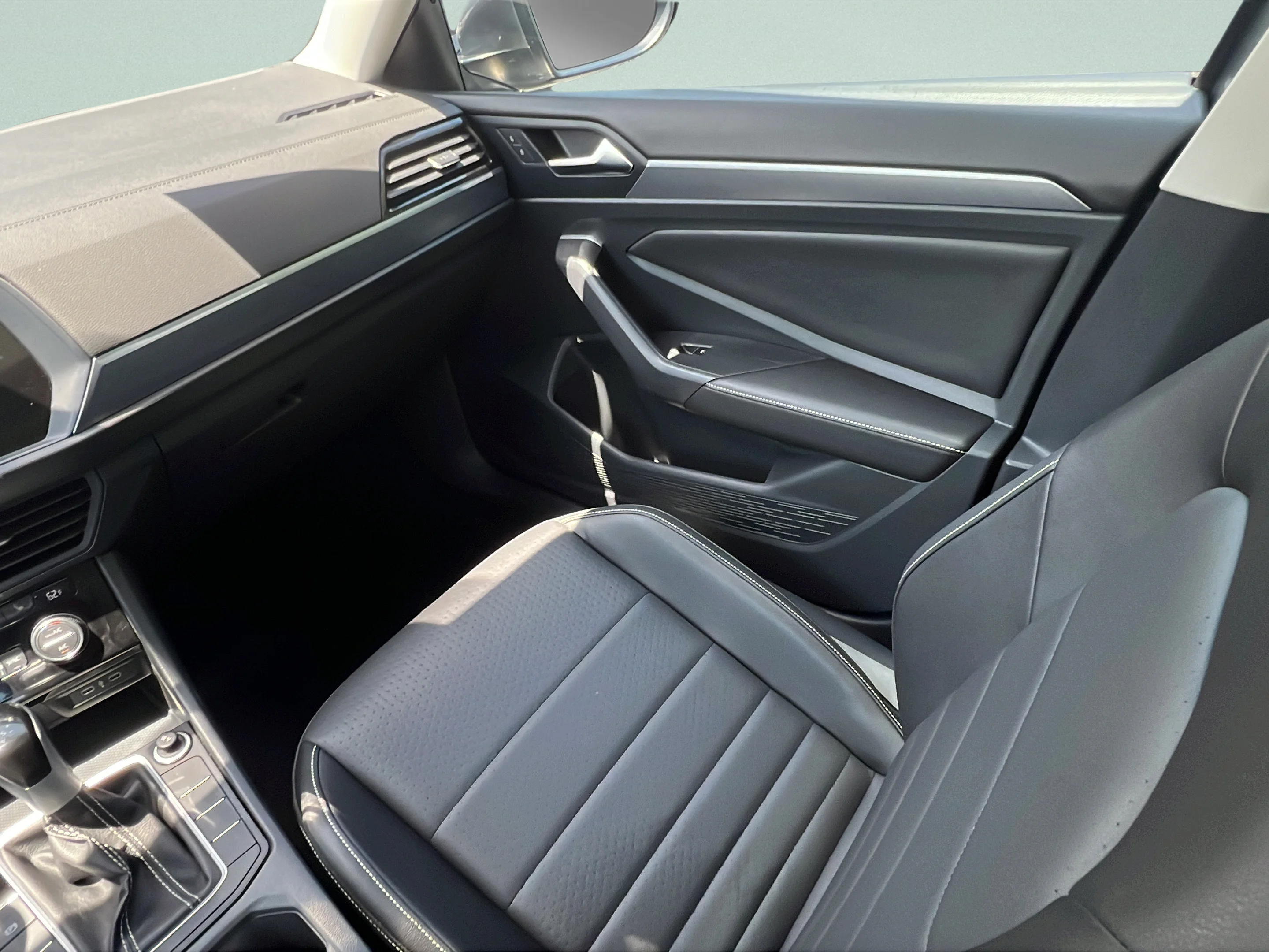 Used 2024 Platinum Gray Metallic Volkswagen SE image 13