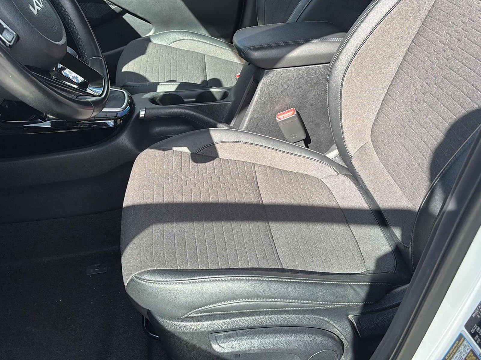 Used 2022 Clear White/Black Roof Kia Nightfall image 31