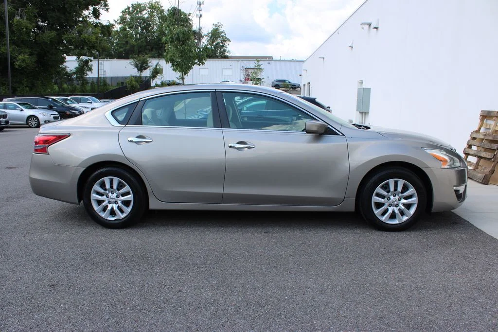 Used 2014 Saharan Stone Nissan 2.5 S image 31