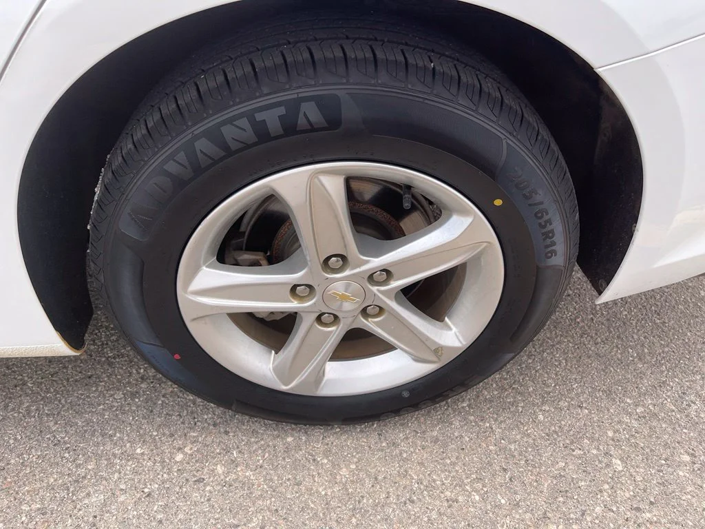 Used 2023 Summit White Chevrolet LT image 31