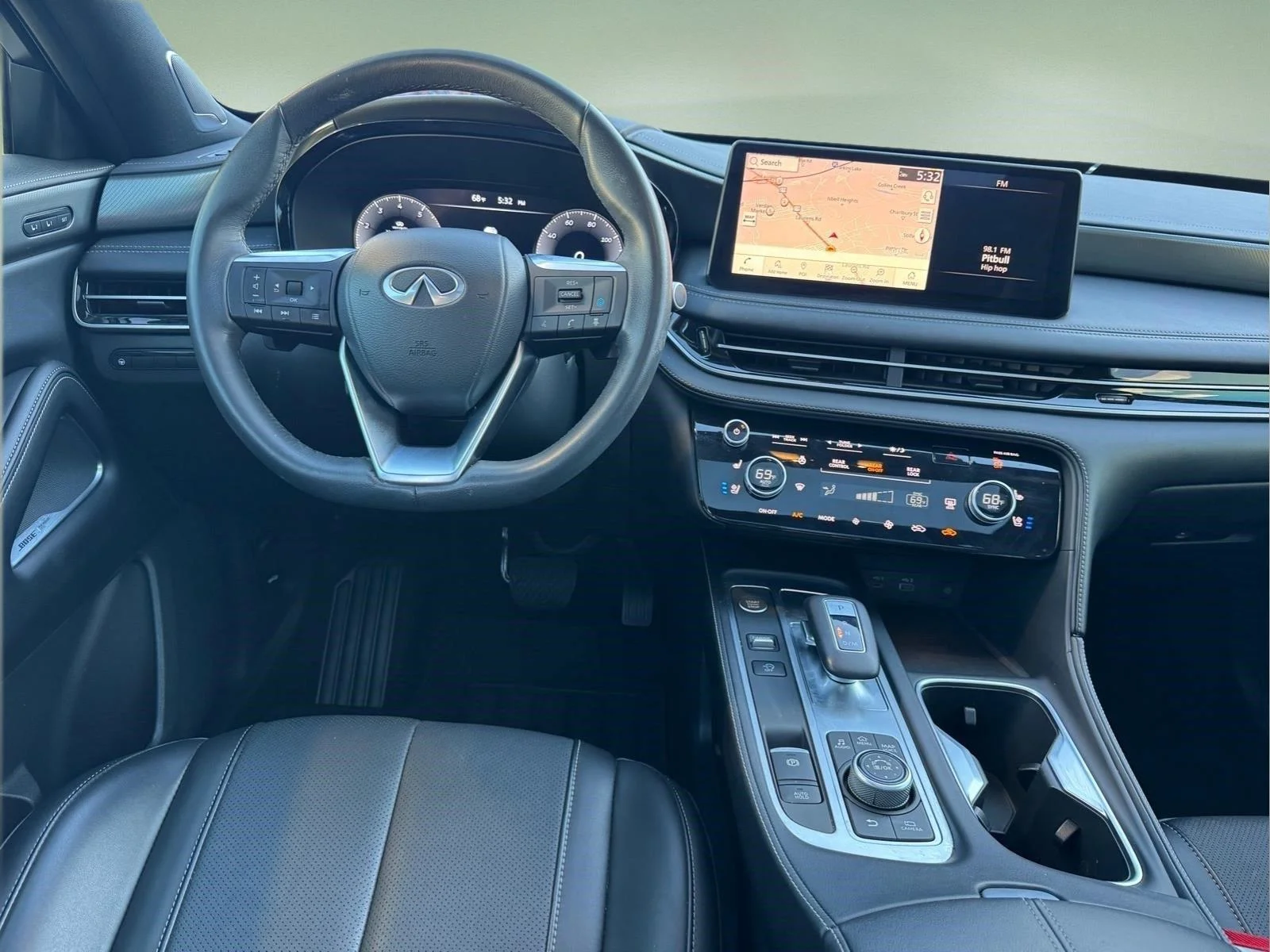 Used 2025 Majestic White INFINITI LUXE image 17