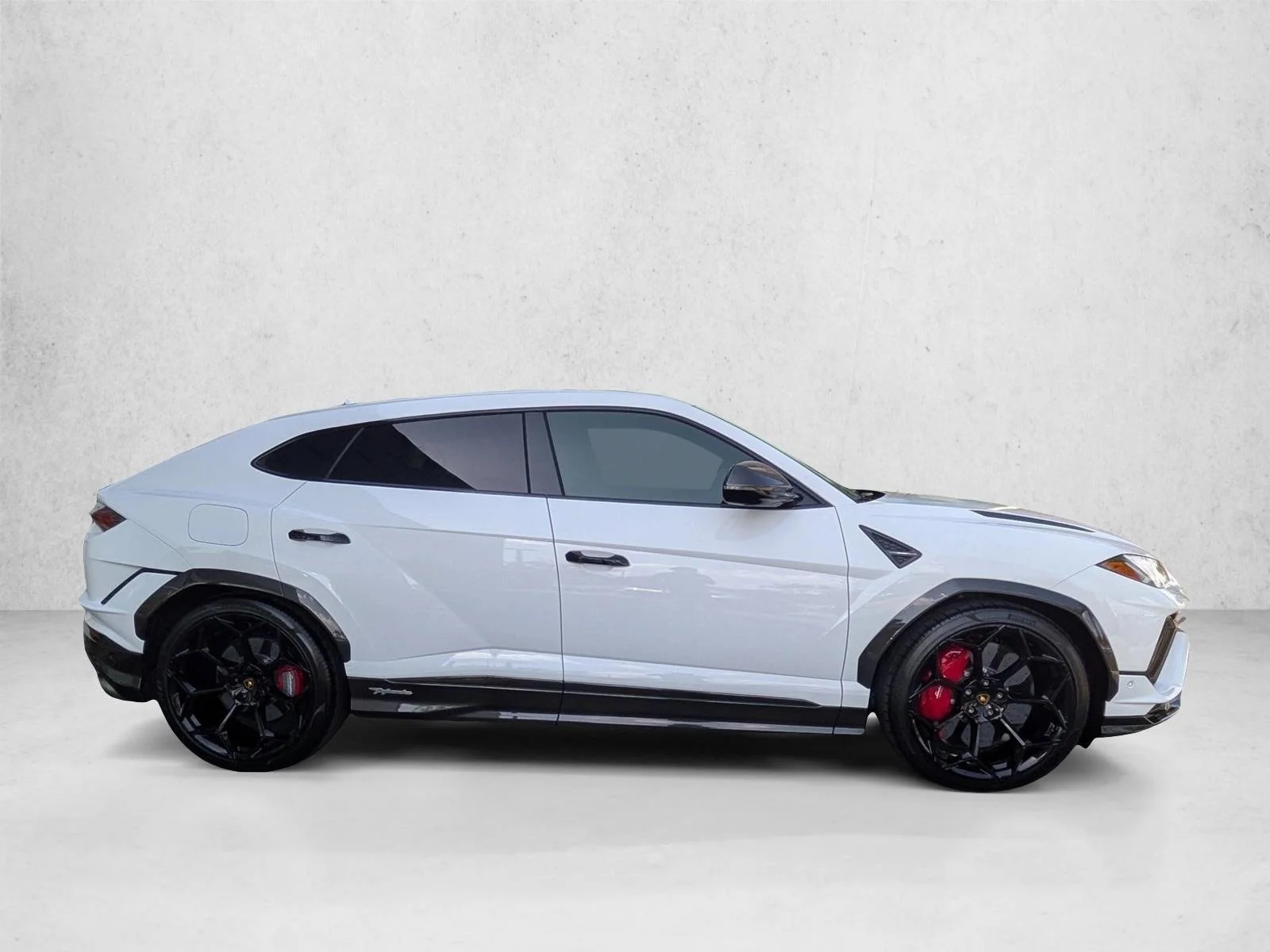 Used 2023 White Lamborghini Performante image 4