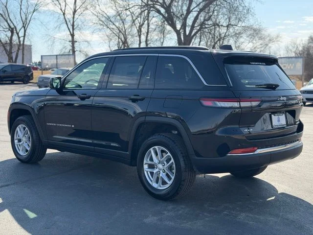 New 2026 Diamond Black Crystal Pearl-Coat Exterior Paint Jeep Laredo X image 5