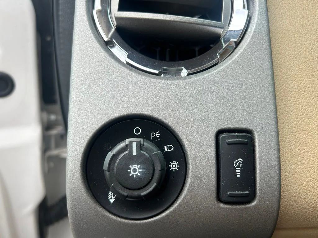 Used 2016 White Platinum Clearcoat Metallic Ford Lariat image 16