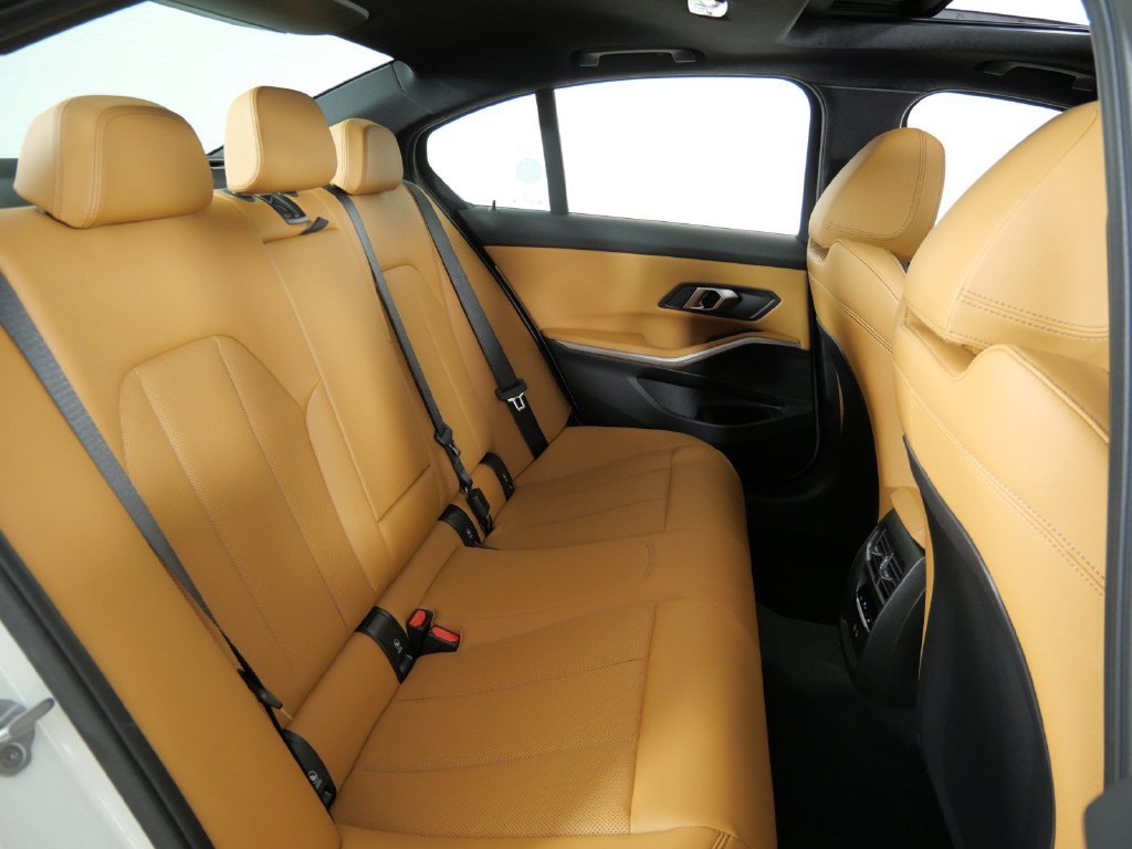 New 2026 Mineral White Metallic BMW 330i xDrive image 26