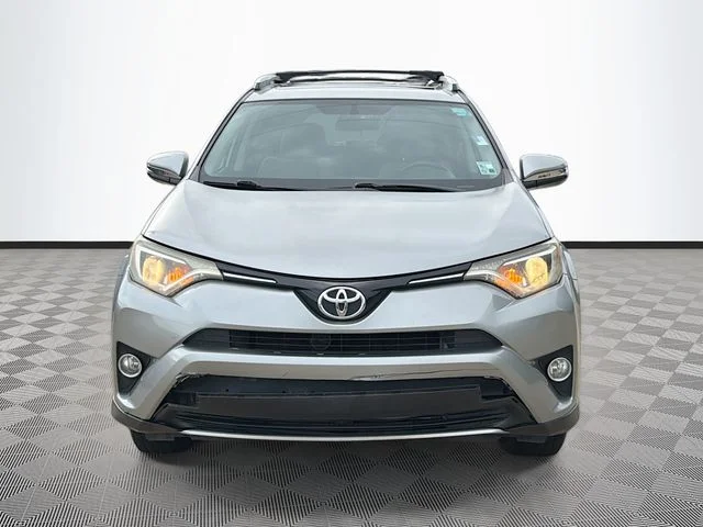 Used 2016 Silver Toyota XLE image 2