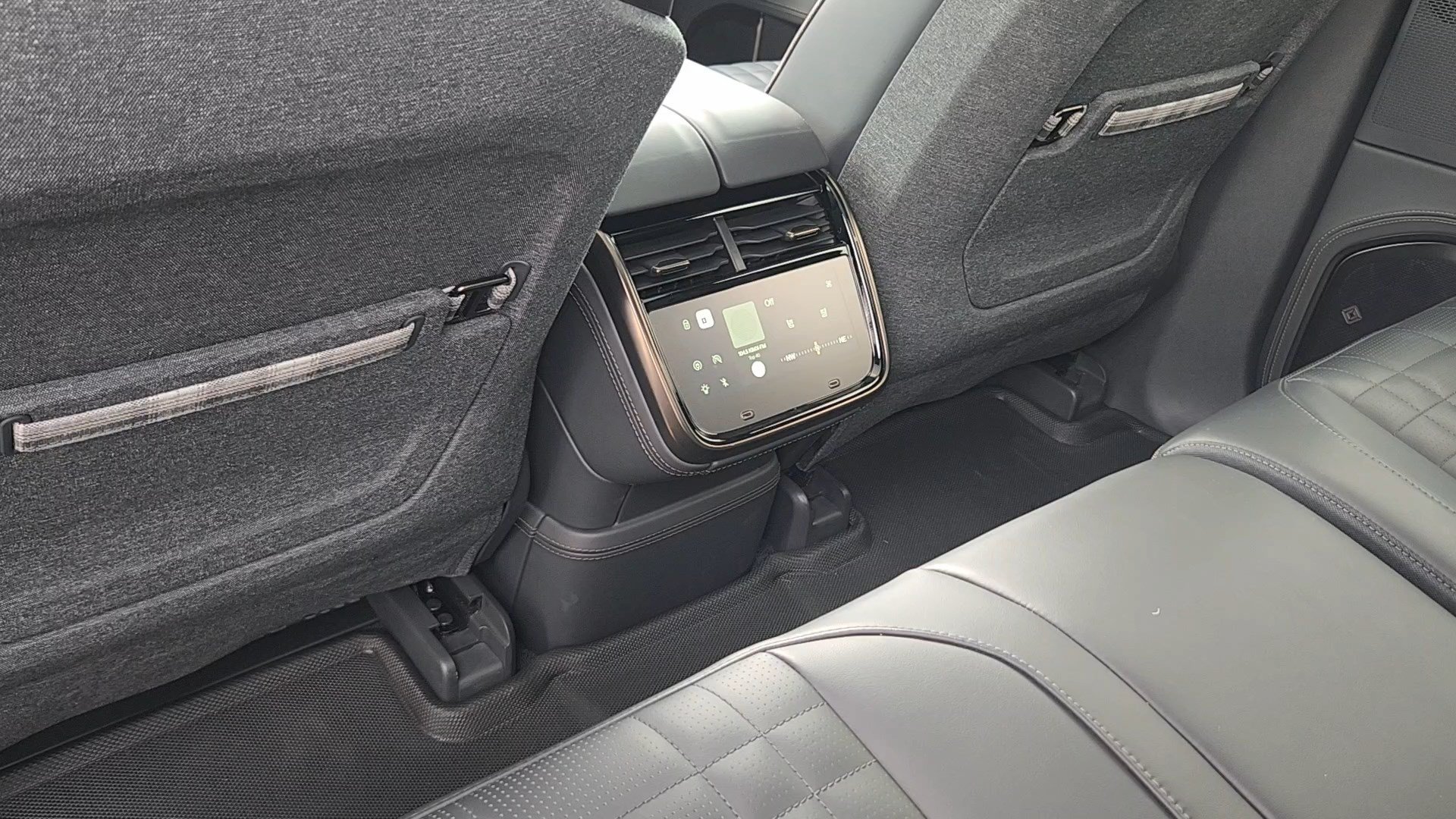 Used 2025 LA Silver Rivian Premium image 18