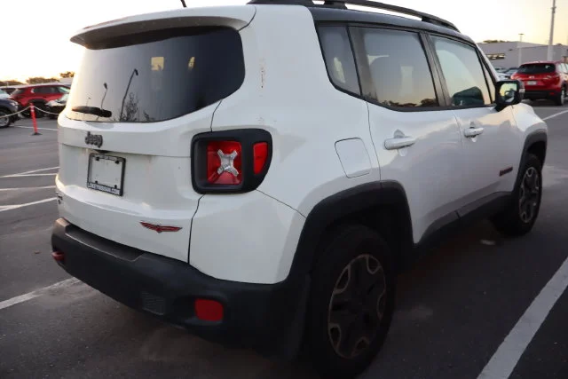 Used 2016 Alpine White Jeep Trailhawk image 2