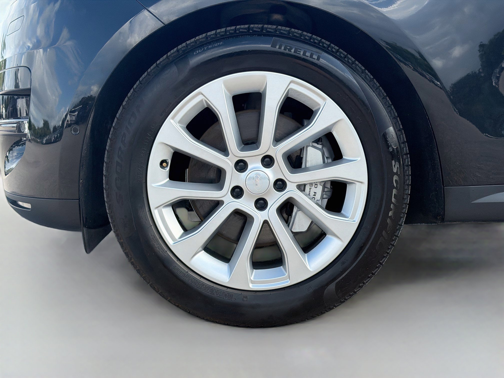 Used 2025 Santorini Black Metallic Land Rover SE image 44