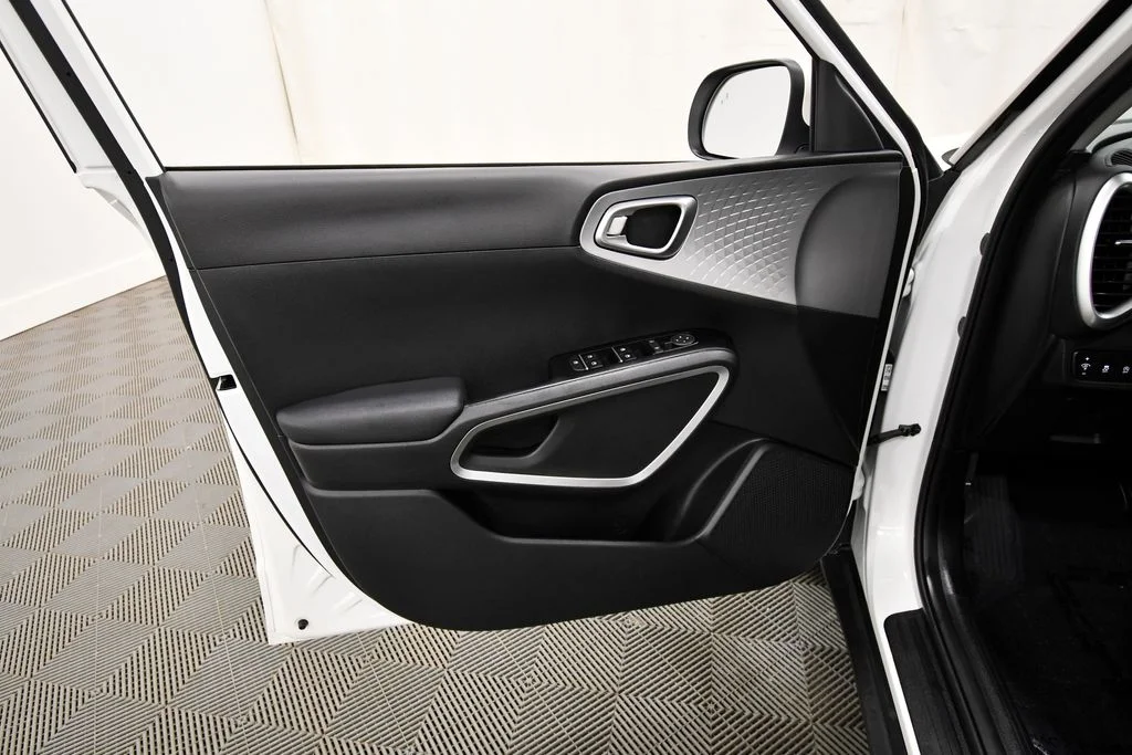 Certified Used 2025  Kia LX image 13