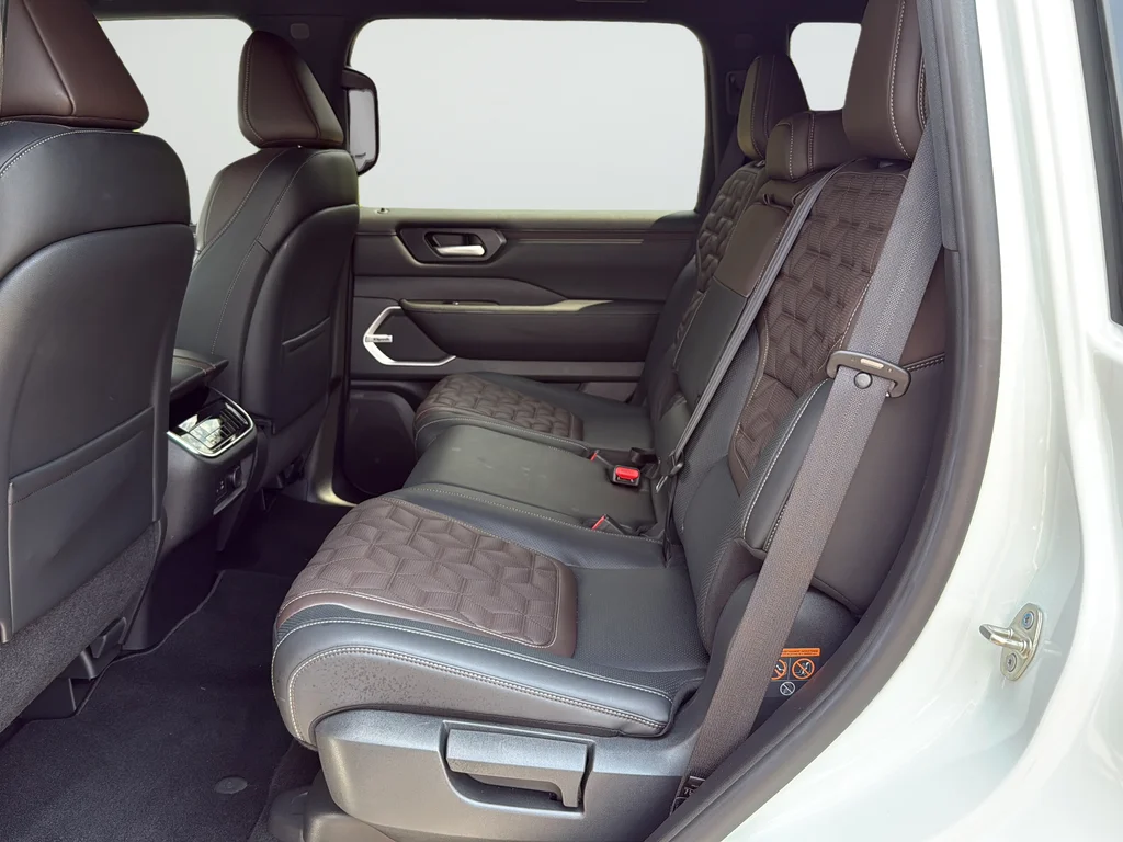 Used 2025 White Nissan Platinum Reserve image 24