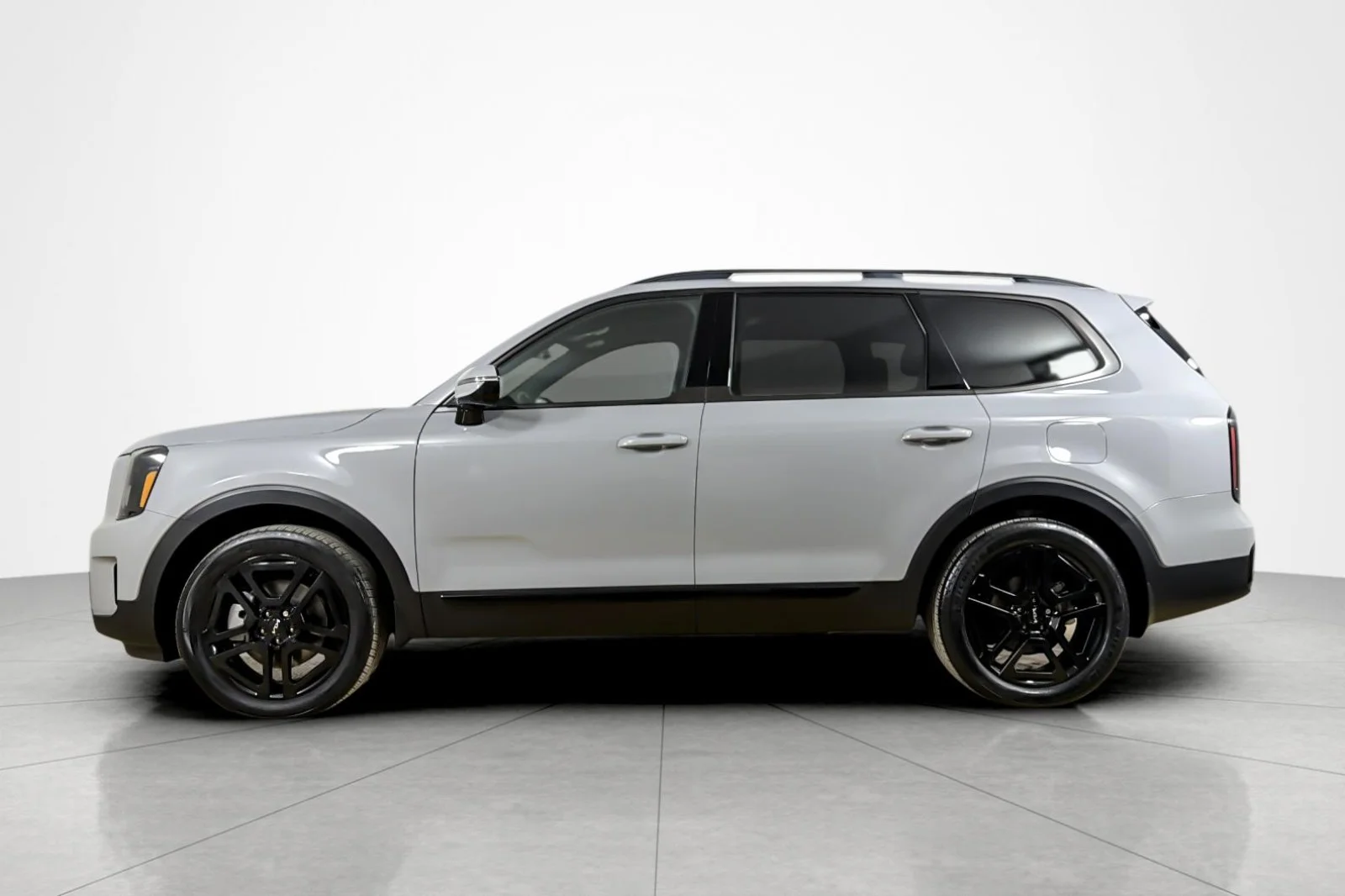 Used 2024 WOLF GRAY Kia SX AWD image 2