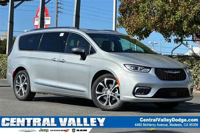 2026 Chrysler Pacifica Pinnacle's photo