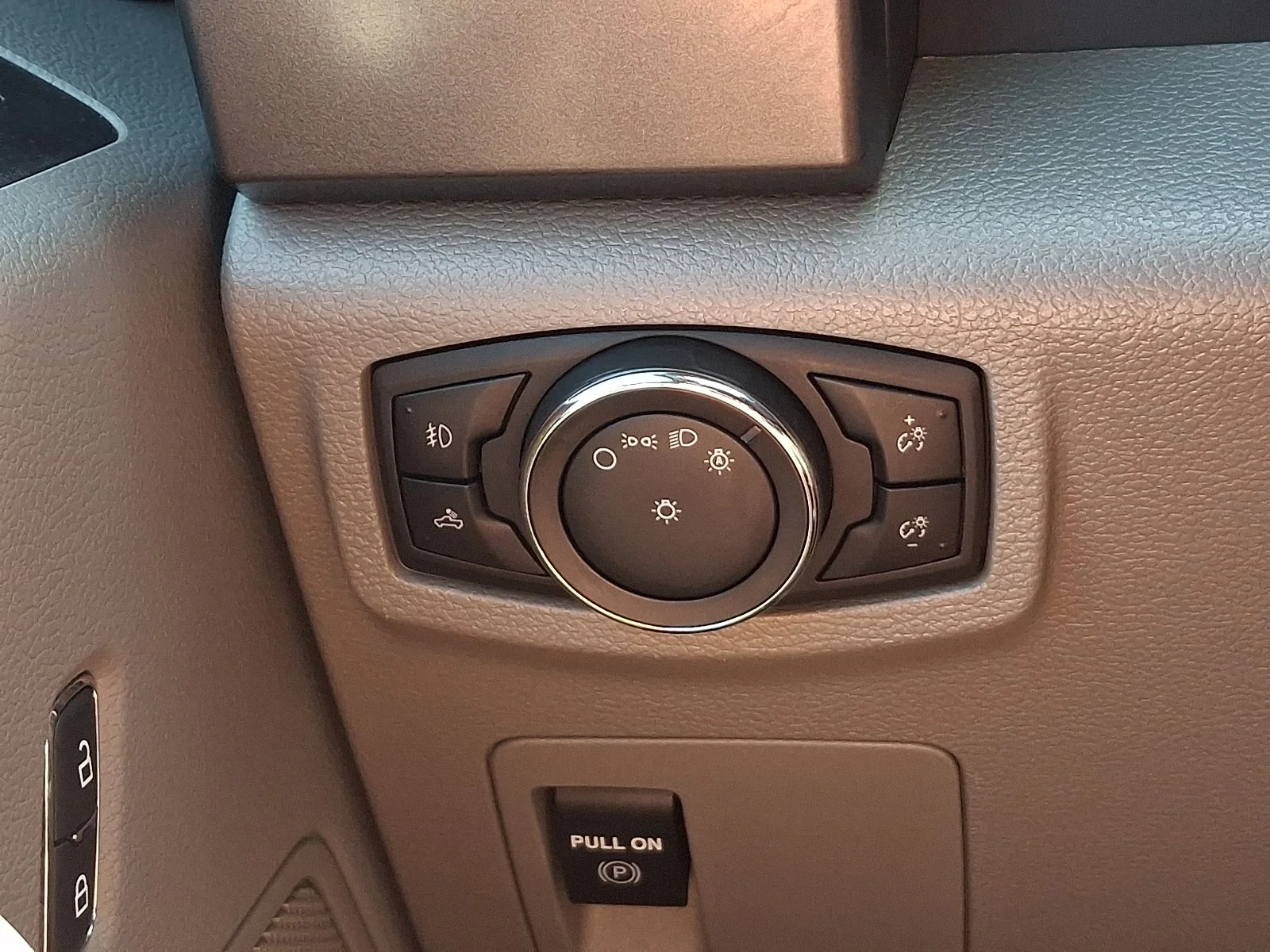 Used 2018 Silver Ford XLT image 23