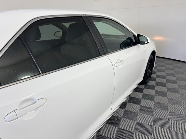 Used 2014 White Toyota LE image 9