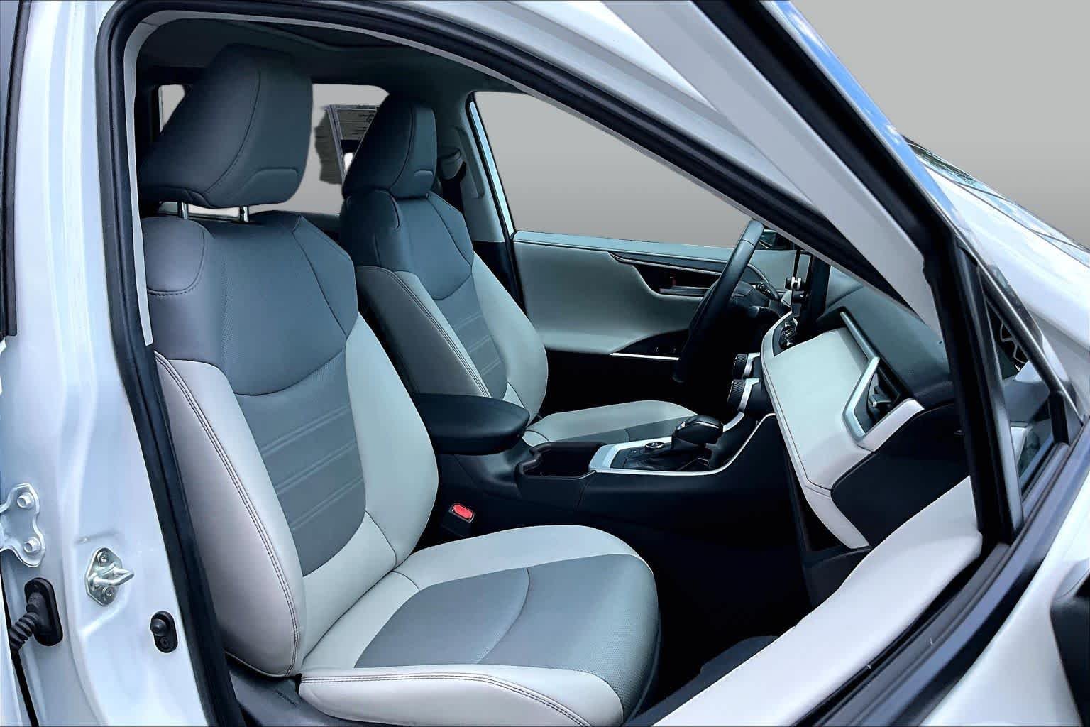 Used 2024 Wind Chill Pearl Toyota Hybrid Limited image 9