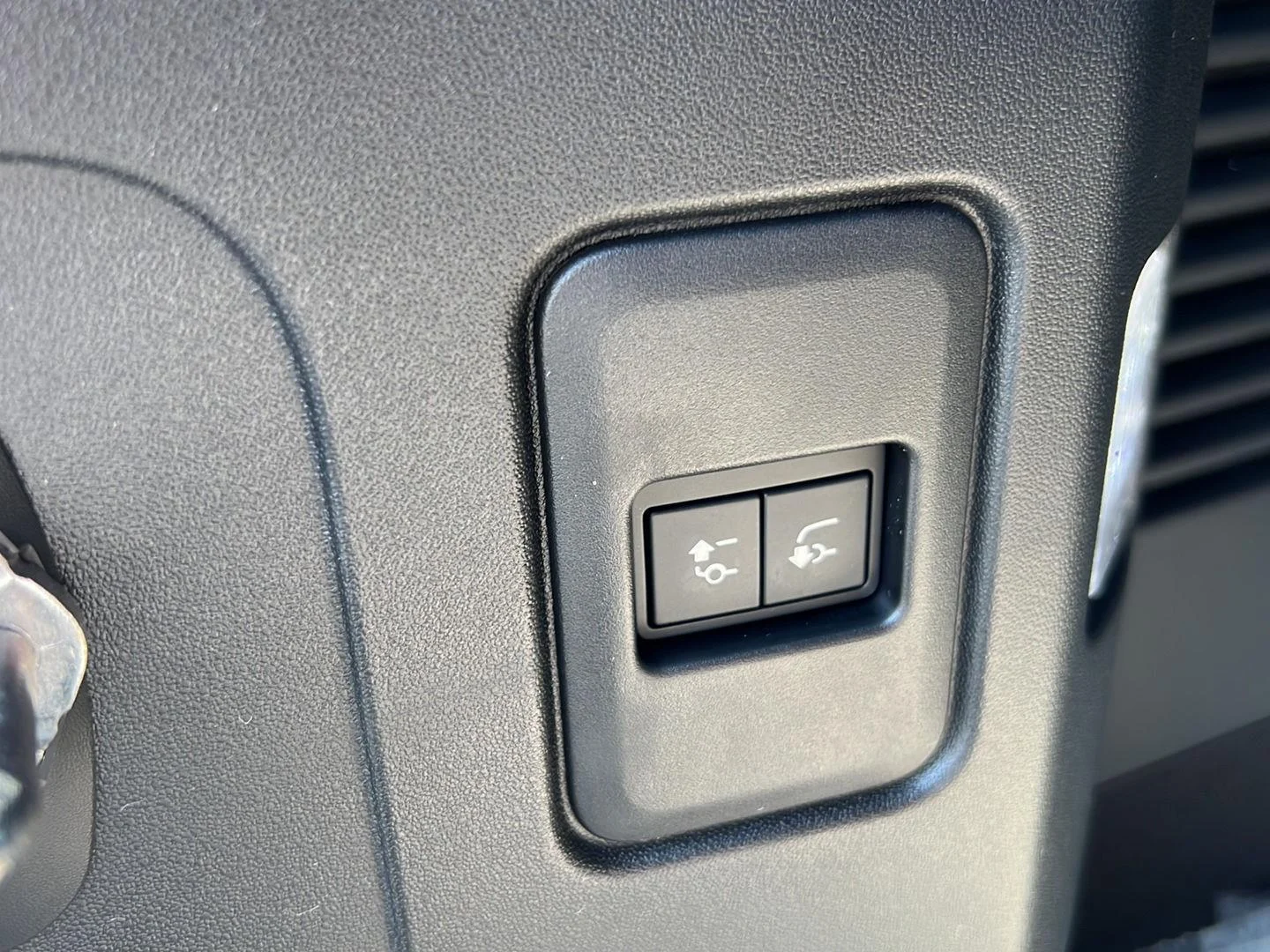 New 2026 Borasco Grey Metallic Land Rover X-Dynamic SE image 35