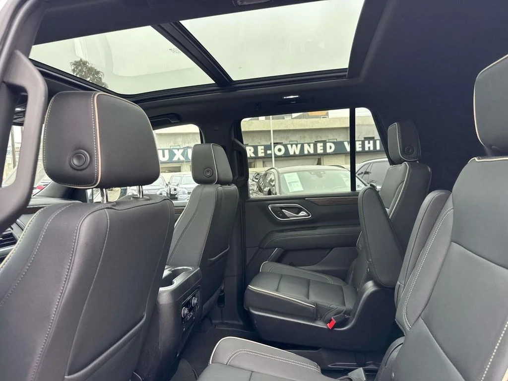 Used 2022 Iridescent Pearl Tricoat Chevrolet Premier image 19