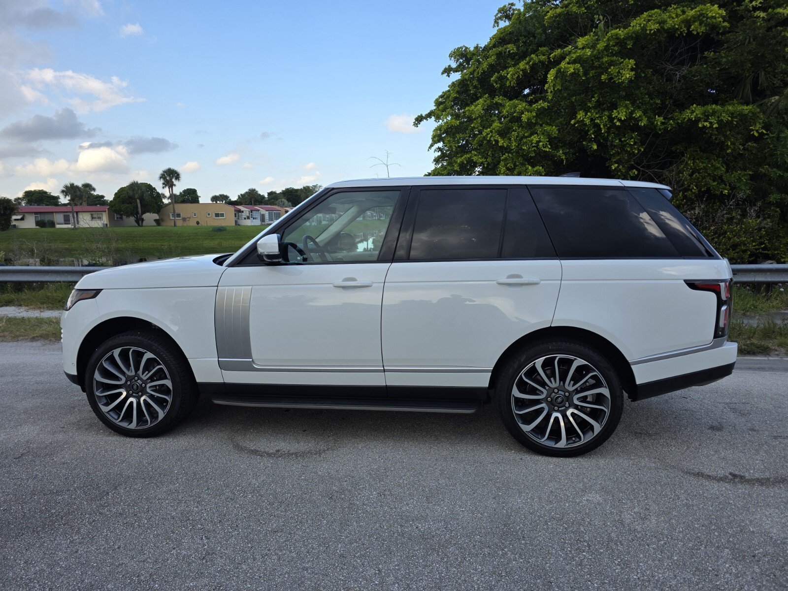 Used 2021 Ivory Land Rover P525 Westminster image 7