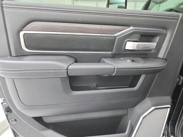 New 2026 Diamond Black Crystal Pearl-Coat Exterior Paint RAM Laramie image 45
