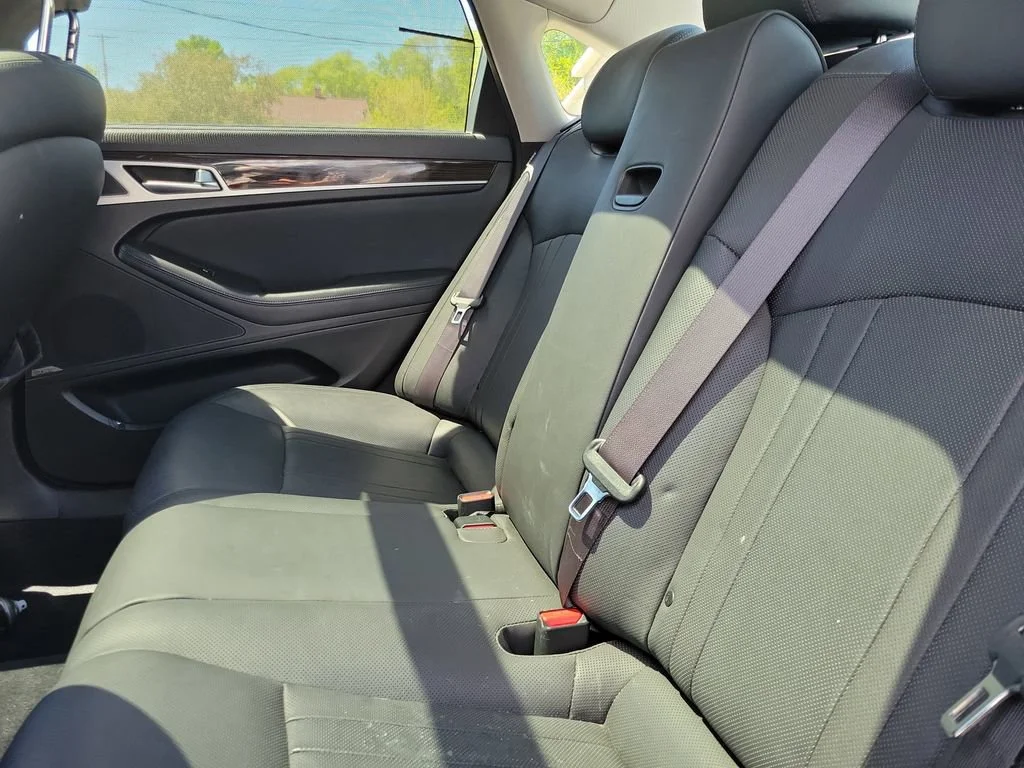 Used 2015 Black Hyundai 3.8 image 8