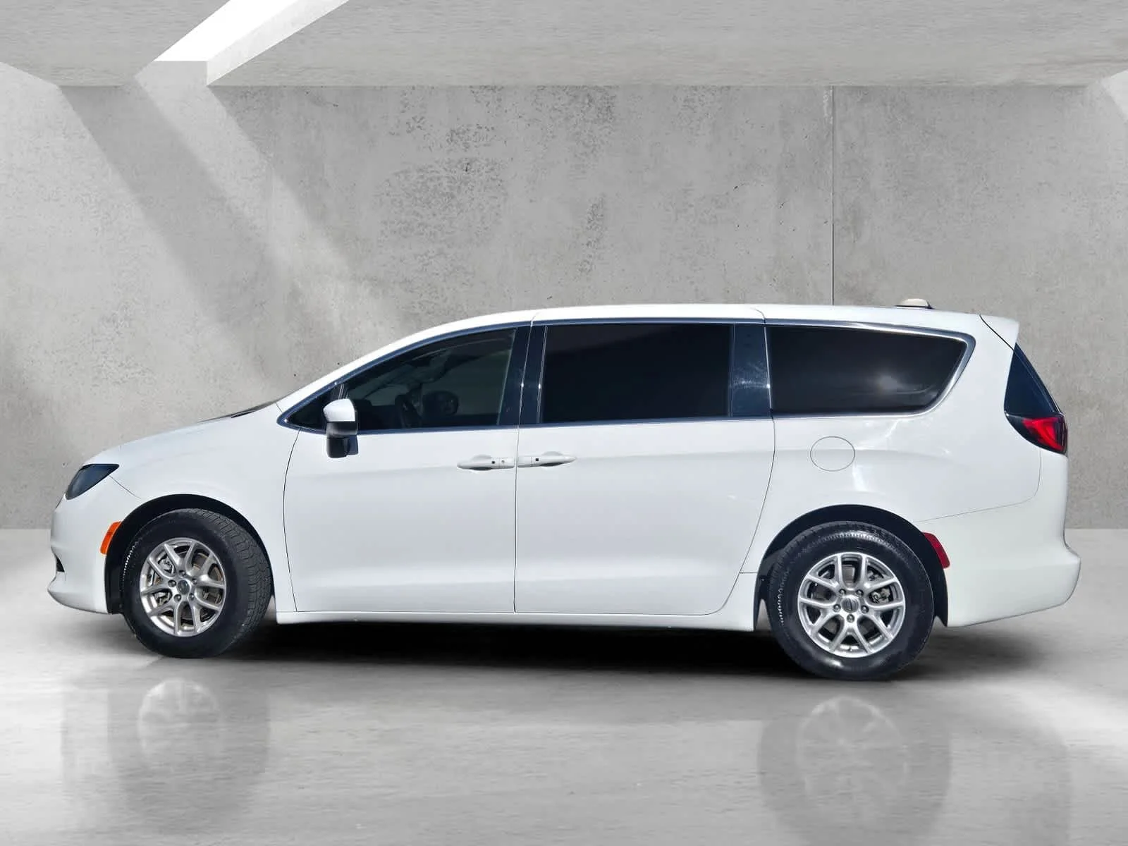 Used 2023  Chrysler LX image 7