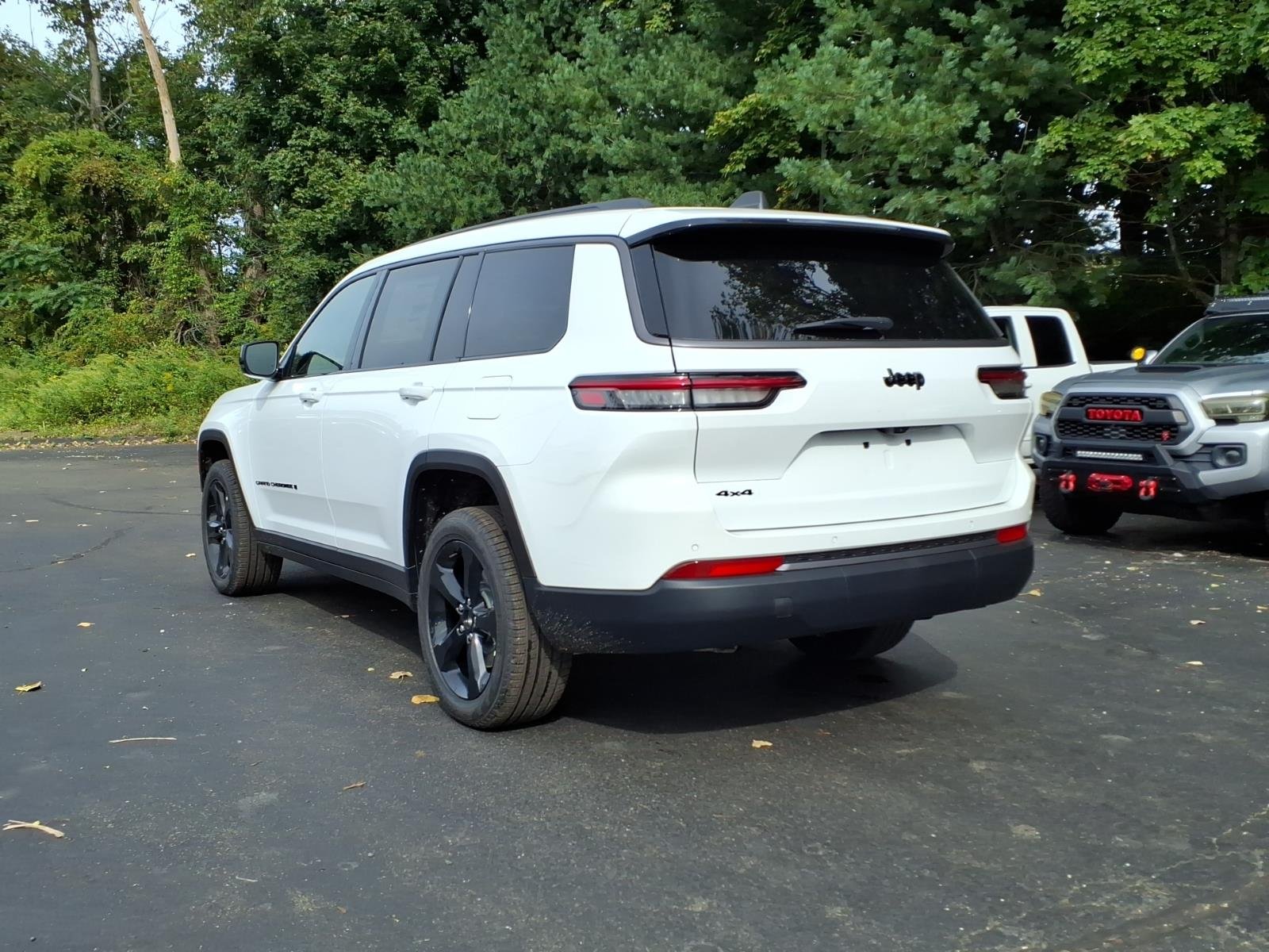 New 2027 Bright White Clear-Coat Paint Jeep Limited image 3