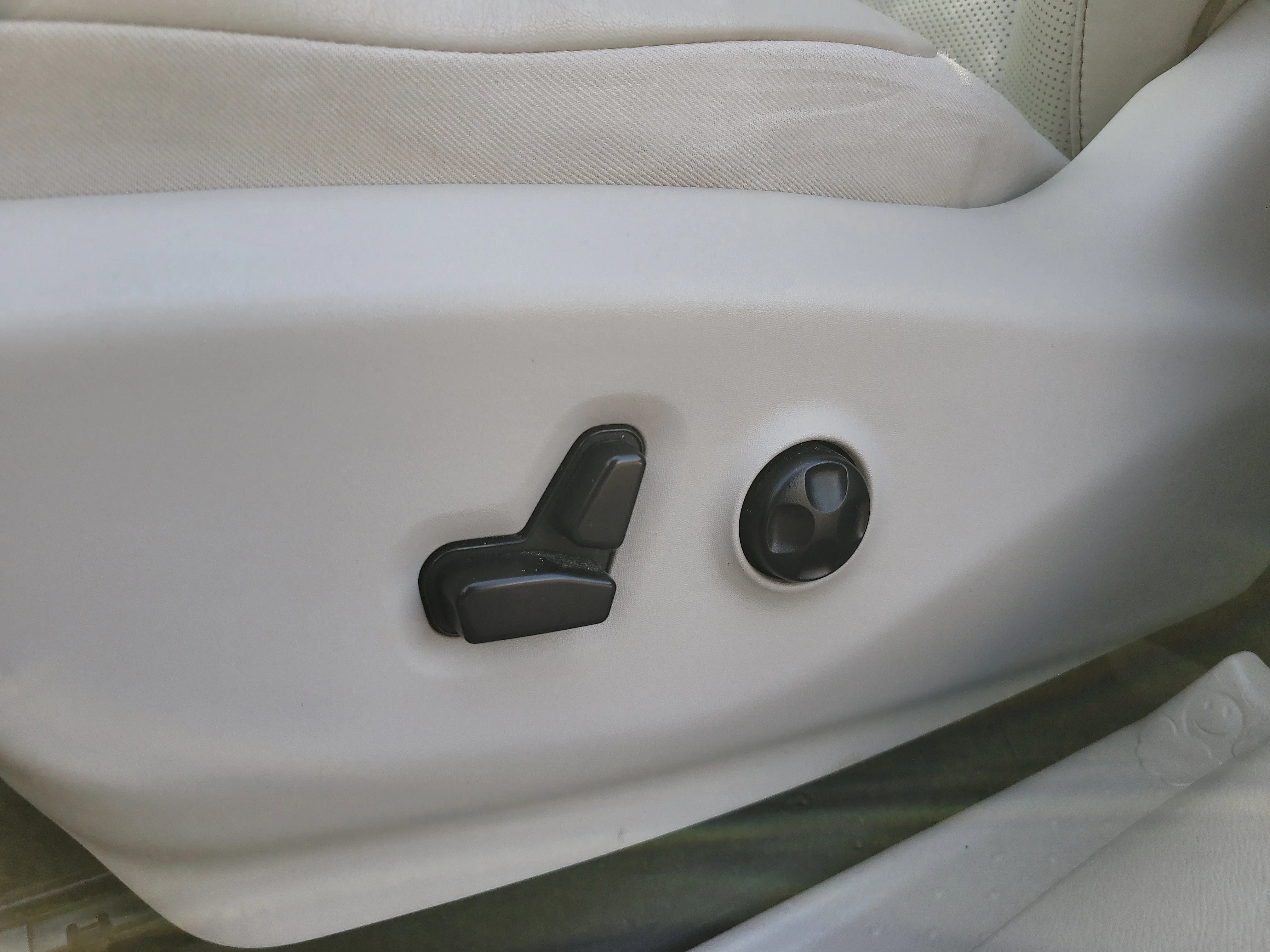 Used 2020 Bright White Clearcoat Chrysler Limited image 17