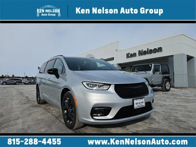 2026 Chrysler Pacifica Select's photo