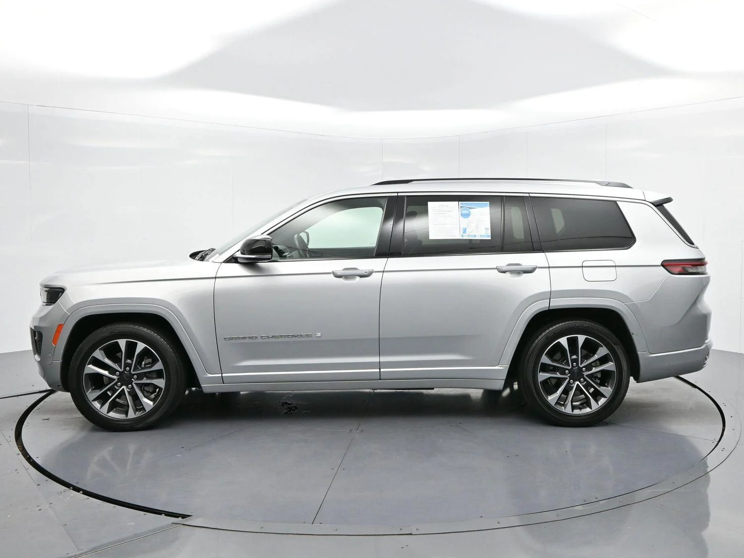 Used 2022 Silver Zynith Jeep Overland image 4