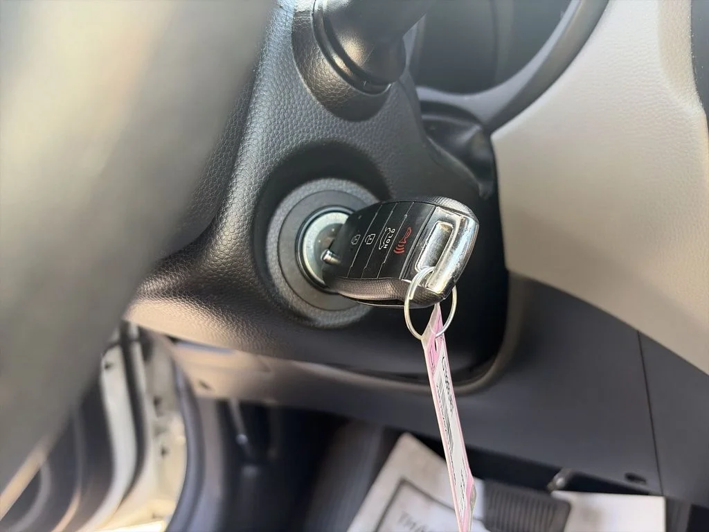 Used 2018 White Kia Base image 23