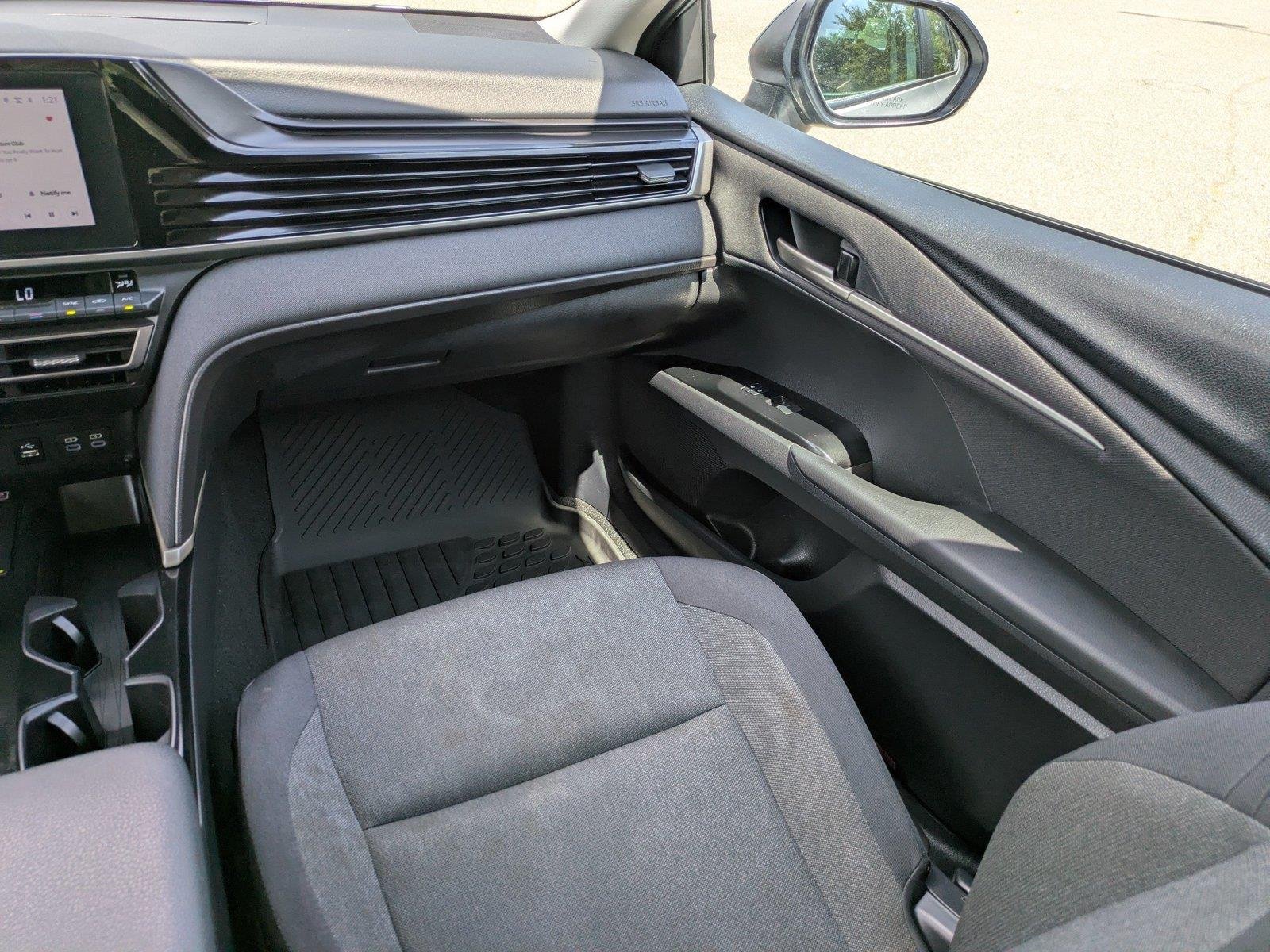 Used 2025  Toyota SE image 16