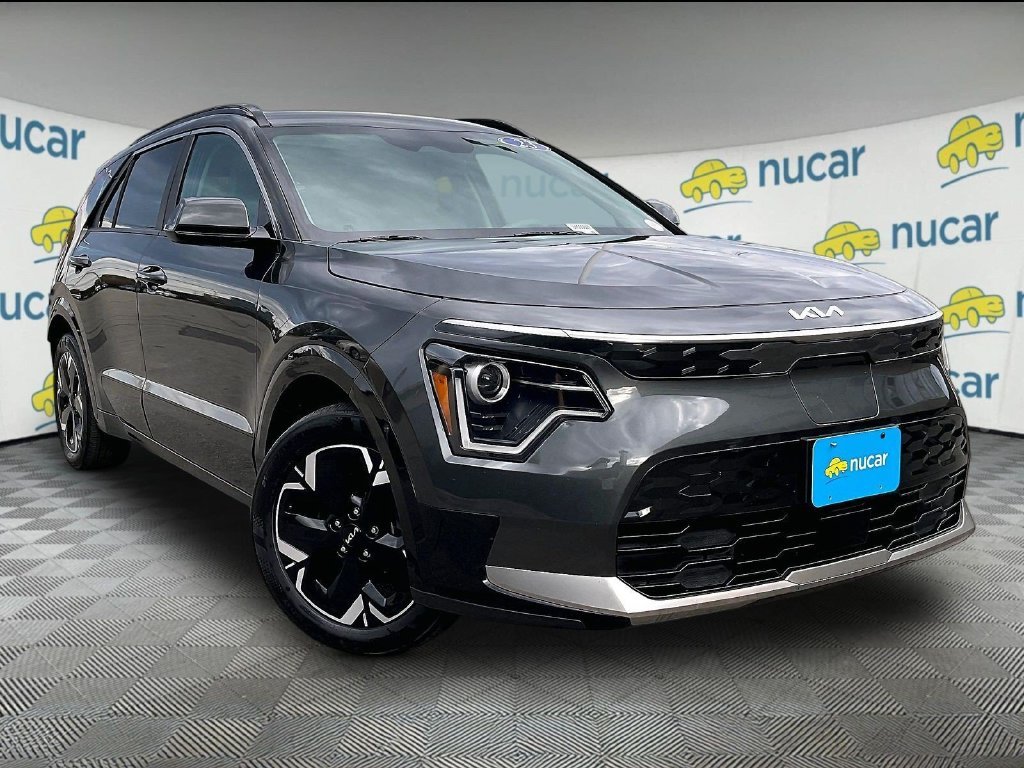 Used 2023 Gray Kia Wind image 1